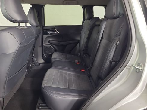 Used 2025 Mitsubishi Outlander AWD image 20
