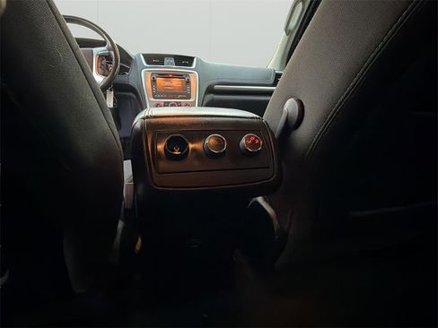 Used 2015 GMC Acadia SLE image 19