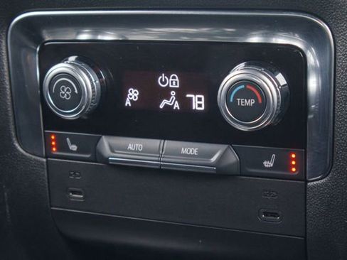 Used 2025 GMC Yukon XL Denali AWD/4WD image 24