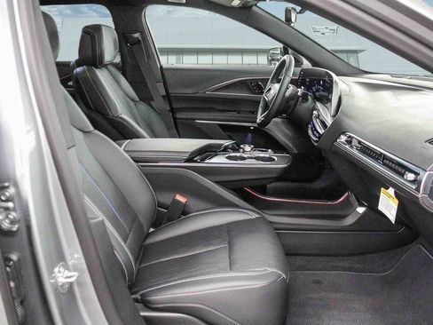 Used 2026 Cadillac Lyriq Premium Luxury image 14