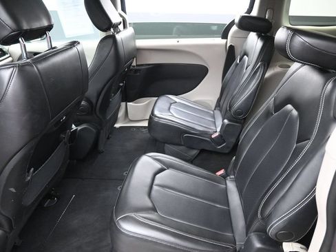Used 2023 Chrysler Pacifica Touring-L FWD image 29