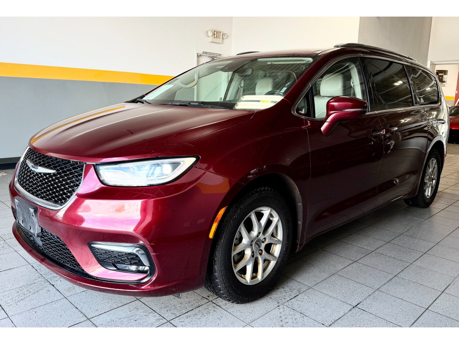 Used 2021 Chrysler Pacifica Touring-L FWD image 1