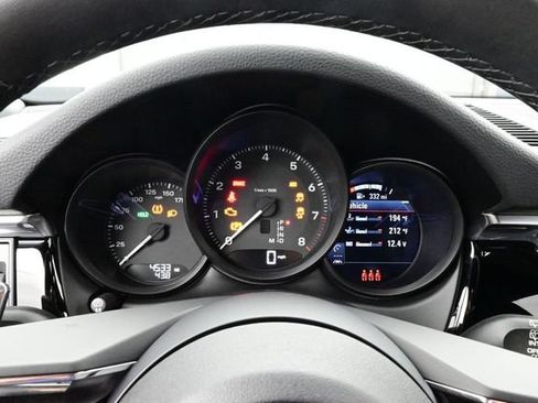 Certified 2025 Porsche Macan AWD/4WD image 9
