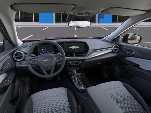 Used 2025 Chevrolet Trax LT FWD image 15
