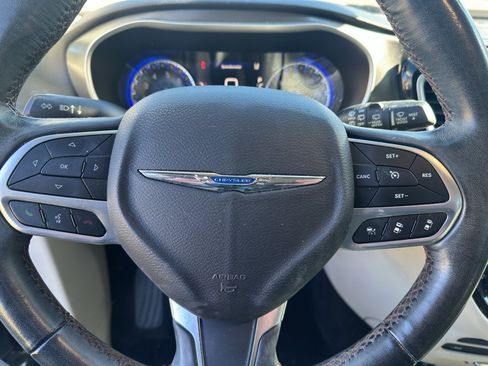 Used 2020 Chrysler Pacifica Touring-L Plus w/ Tire & Wheel Group image 19