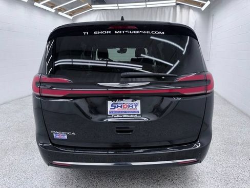 Used 2023 Chrysler Pacifica Touring-L FWD image 3