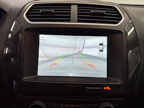 Used 2017 Ford Explorer XLT w/ Equipment Group 201A FWD image 30