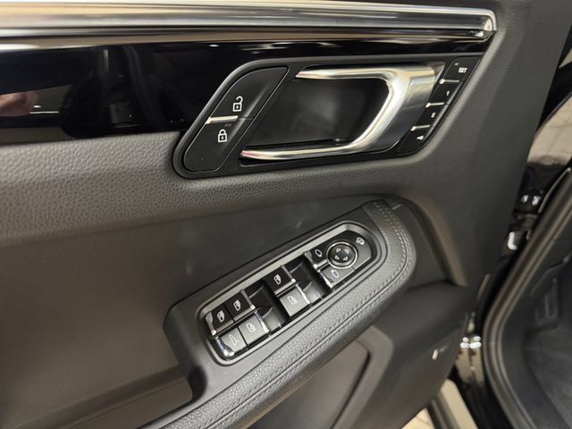 Used 2025 Porsche Macan AWD/4WD image 7