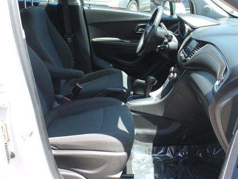 Used 2020 Chevrolet Trax LS FWD image 23