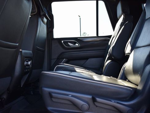 Used 2021 GMC Yukon SLT w/ SLT Premium Package image 9