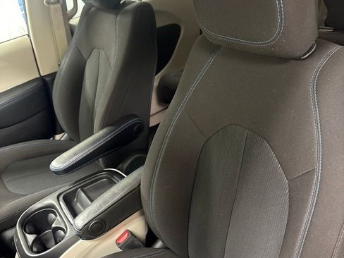 Used 2021 Chrysler Pacifica Touring FWD image 19