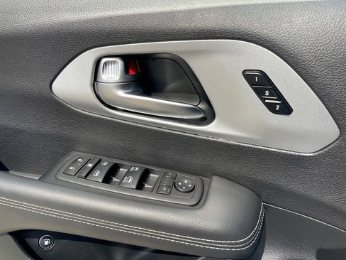 Used 2024 Chrysler Pacifica Limited FWD image 14