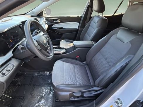 Used 2025 Chevrolet Trax LT FWD image 19