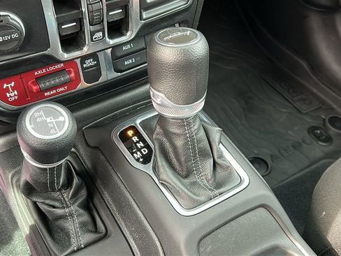 Used 2024 Jeep Gladiator Mojave w/ Technology Group image 19