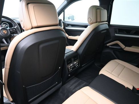 Certified 2025 Porsche Cayenne E-Hybrid w/ Premium Package Plus AWD/4WD image 11