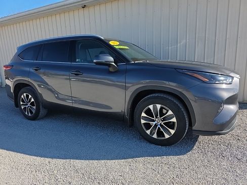 Used 2022 Toyota Highlander XLE image 2