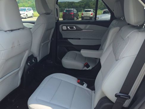 Used 2025 Ford Explorer Platinum w/ Ultimate Package AWD/4WD image 4