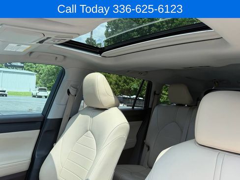 Used 2020 Toyota Highlander XLE FWD image 26