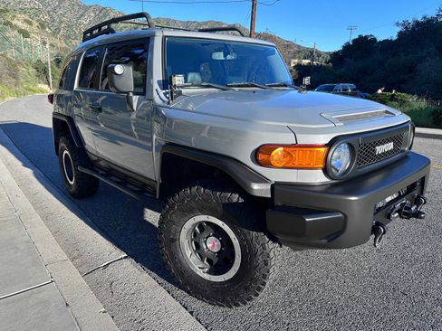 Used 2013 Toyota FJ Cruiser 4WD image 3