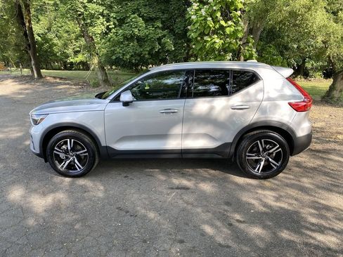 Used 2023 Volvo XC40 B5 Core w/ Climate Package AWD/4WD image 5