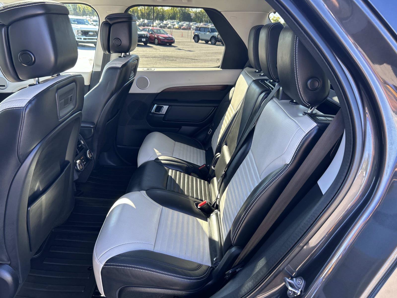 Used 2025 Land Rover Discovery Dynamic SE AWD/4WD image 26