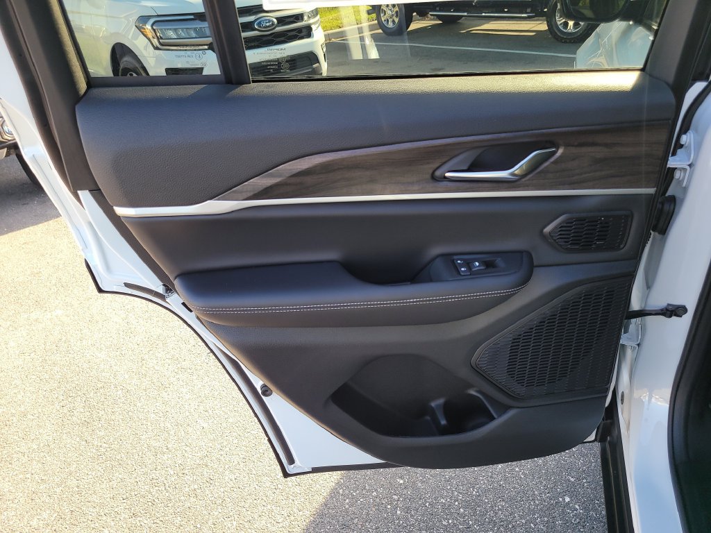 New 2027 Jeep Grand Cherokee Limited w/ Limited Altitude Package RWD image 9
