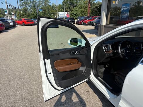 Used 2022 Volvo XC60 B5 Inscription w/ Advanced Package AWD/4WD image 9
