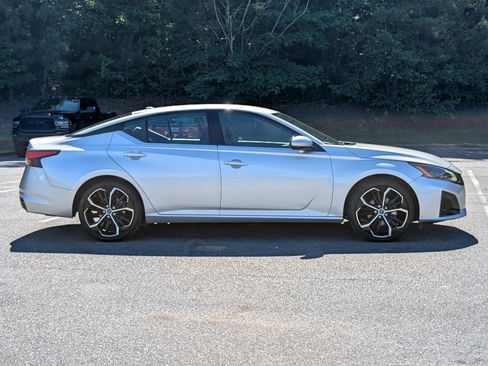 Used 2024 Nissan Altima 2.5 SR FWD image 10