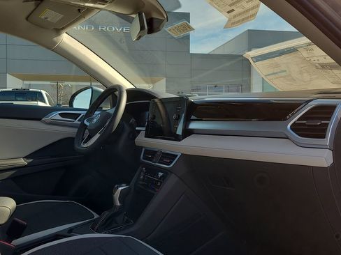 New 2026 Volkswagen Taos SE image 21