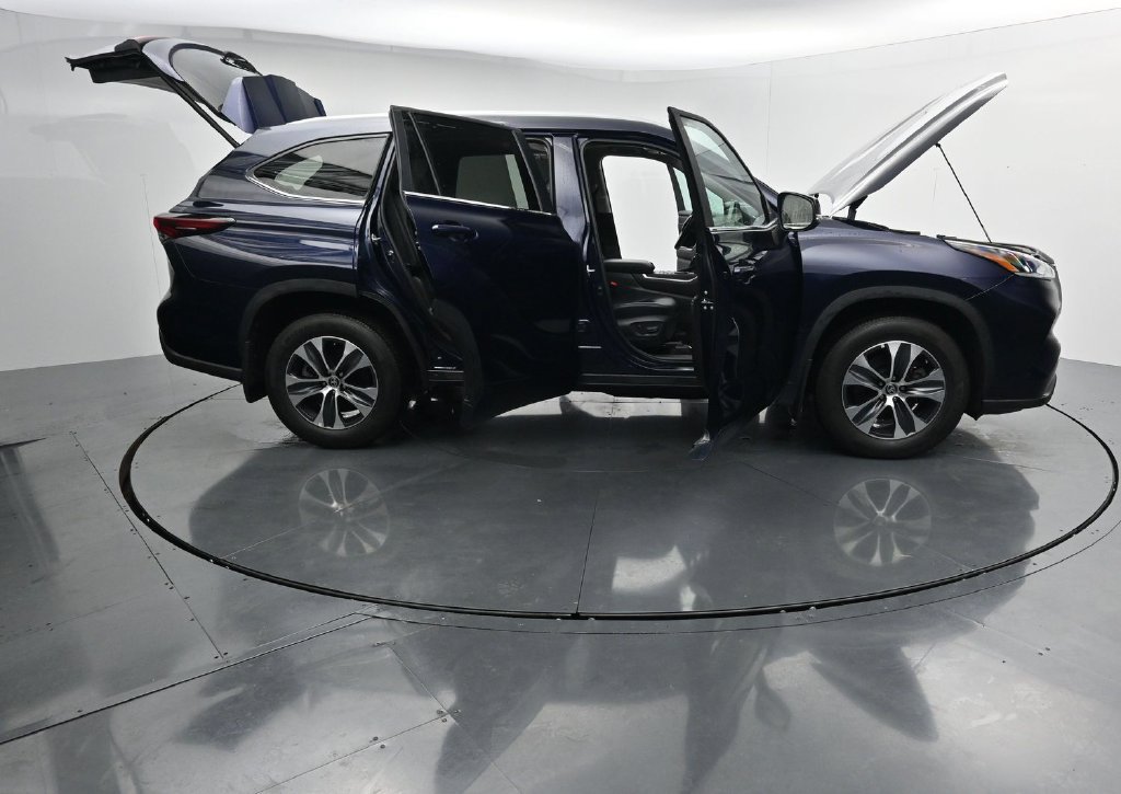 Used 2024 Toyota Highlander XLE AWD/4WD image 44
