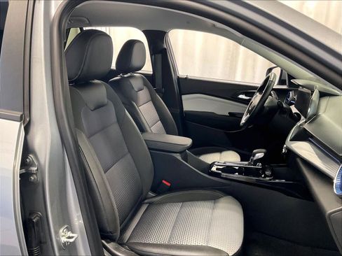 Used 2025 Chevrolet Trax LT w/ LT Convenience Package FWD image 11