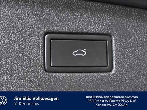 Certified 2022 Volkswagen Tiguan SE w/ Panoramic Sunroof Package image 11