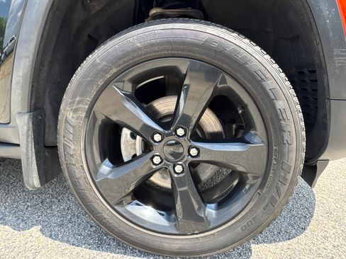 Certified 2025 Jeep Grand Cherokee Altitude AWD/4WD image 15