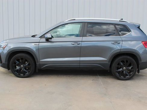 Used 2022 Volkswagen Taos SE w/ Panoramic Sunroof Package image 2