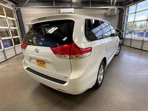 Used 2012 Toyota Sienna LE image 5