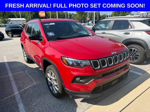 Used 2023 Jeep Compass Latitude AWD/4WD image 2