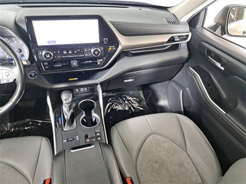 Used 2023 Toyota Highlander Bronze Edition image 18