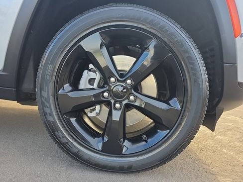 Used 2024 Jeep Grand Cherokee L Altitude image 8