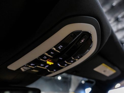 Used 2018 Porsche Cayenne S image 24