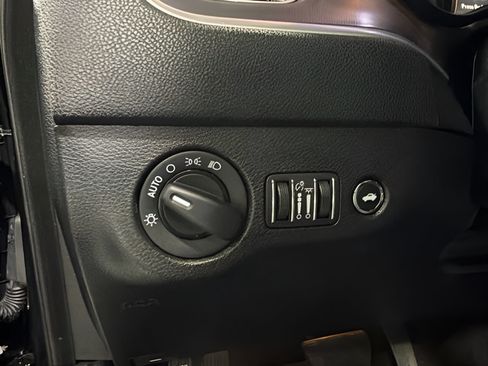 Used 2019 Dodge Charger SXT RWD image 15
