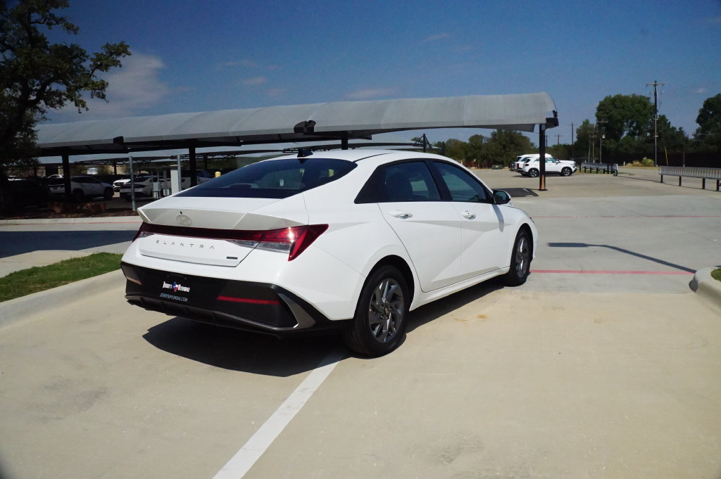 New 2026 Hyundai Elantra Hybrid FWD image 7