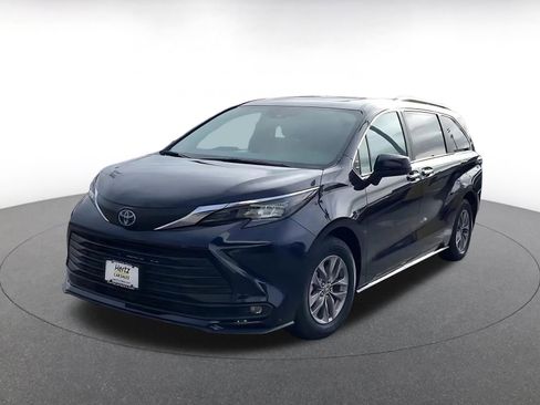 Used 2025 Toyota Sienna XLE image 7