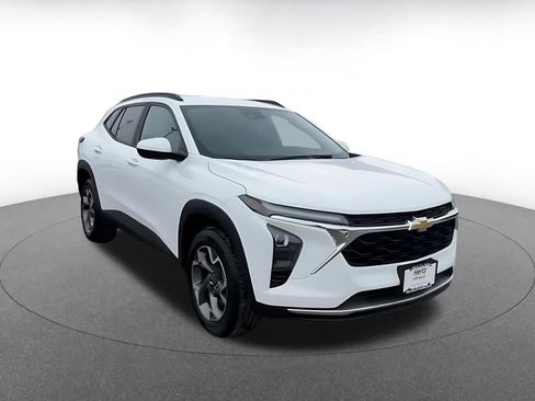 Used 2025 Chevrolet Trax LT w/ LT Convenience Package image 3