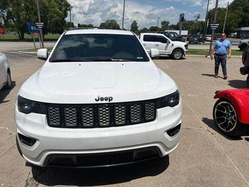 Used 2019 Jeep Grand Cherokee Altitude AWD/4WD image 2