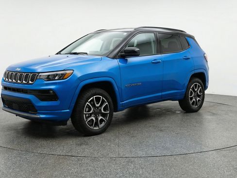 Used 2025 Jeep Compass Trailhawk image 3