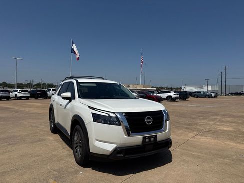 Certified 2024 Nissan Pathfinder SV FWD image 2