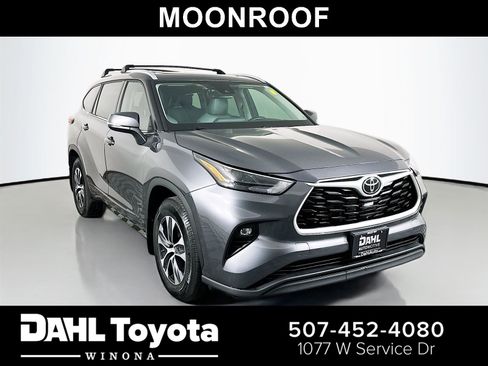 Used 2022 Toyota Highlander XLE AWD/4WD image 1