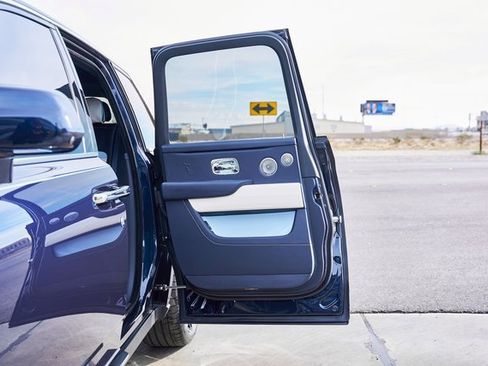 Used 2022 Rolls-Royce Cullinan w/ Cullinan Package image 29