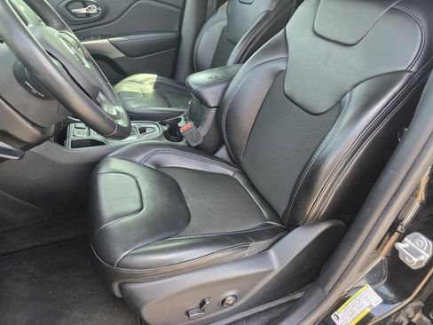Used 2019 Jeep Cherokee Latitude Plus w/ Comfort/Convenience Group FWD image 19