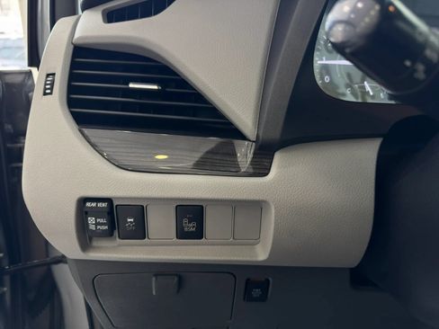 Used 2016 Toyota Sienna XLE FWD image 14
